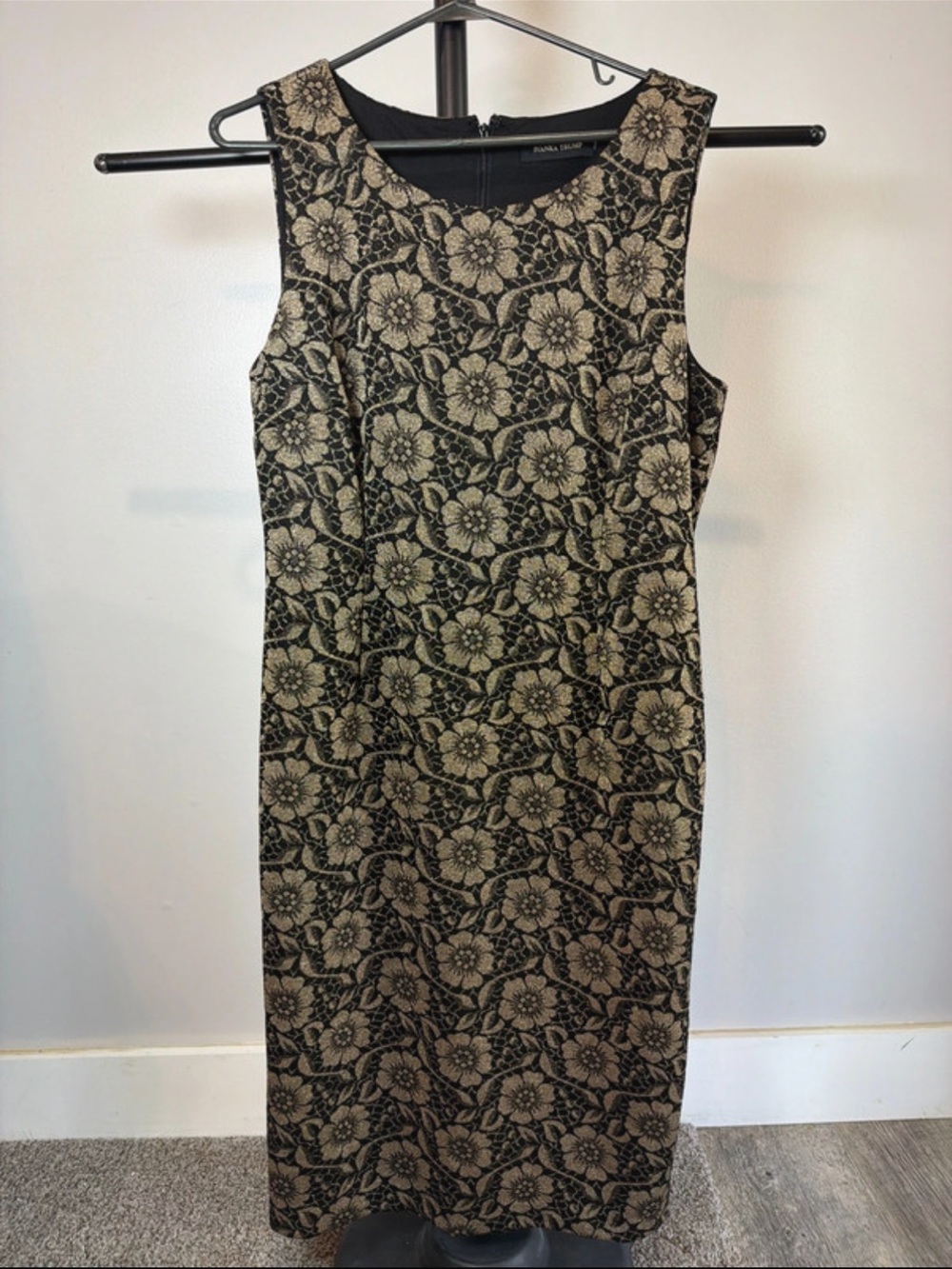 Floral Jacquard Sleeveless Midi Dress in Black and Gold